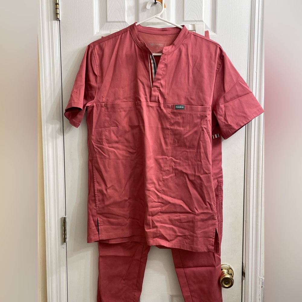 Mediclo Salmon Scrub Set
Shirt Size XS
Pant Size S